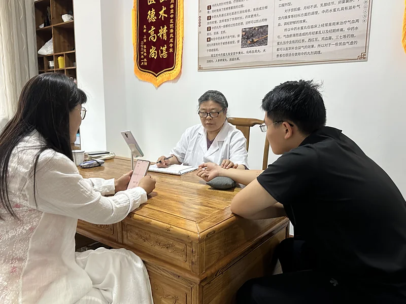 门诊问诊 · 医师与家属沟通
