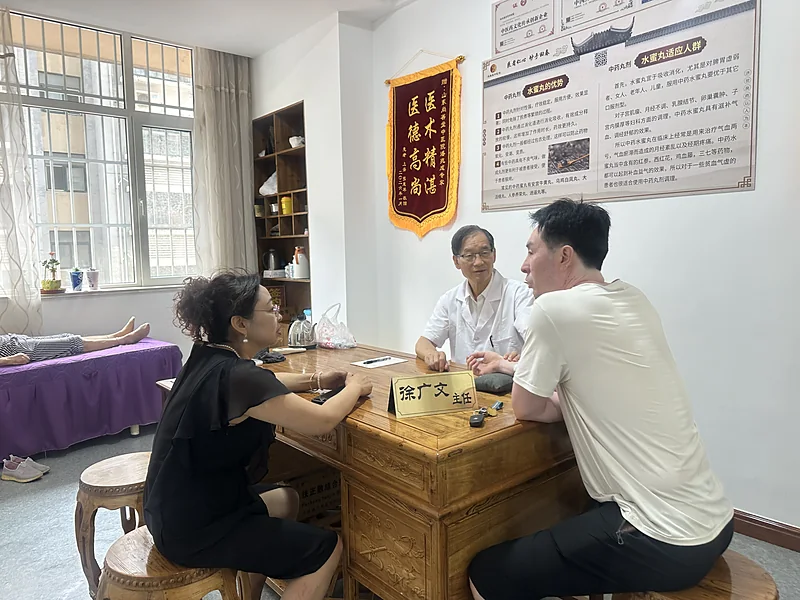 门诊问诊 · 医师与患者